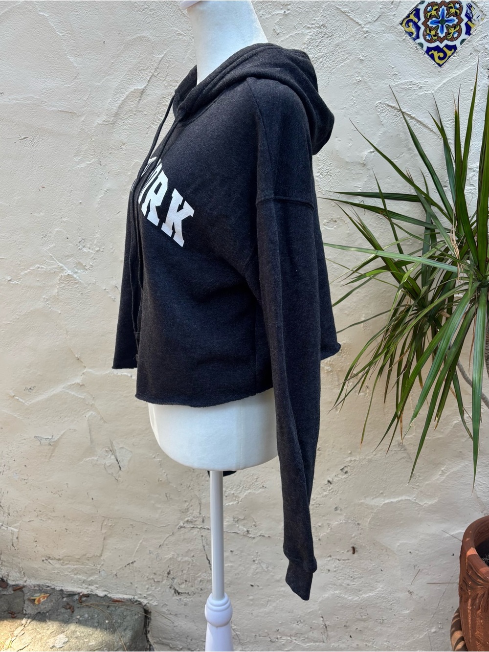 Cropped Black 'New York' Pullover Hoodie - Picture 3 of 9